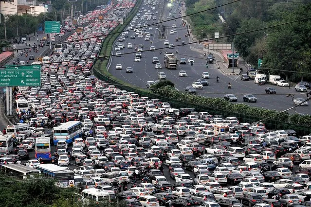 Vehicles are seen stuck in bumper to bumper traffic on the Delhi-Jaipur expressway in Gurgaon, on April 25, 2023. India will overtake China as the world's most populous country in the coming week, hitting almost 1.43 billion people, the United Nations said on April 24. (Photo by Vinay Gupta/AFP Photo)