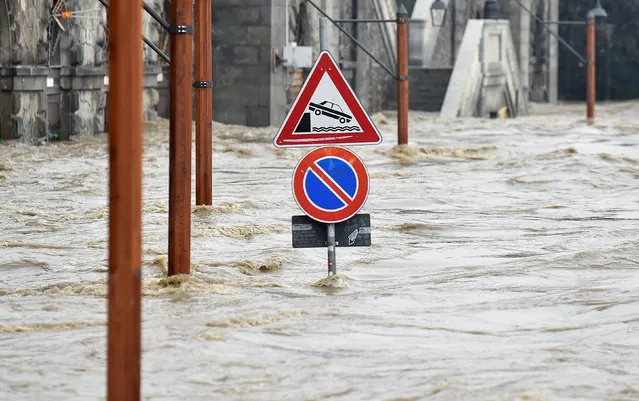 A road sign is seen partially submerged by the Po river in Turin, Italy, November 25, 2016. (Photo by Giorgio Perottino/Reuters)