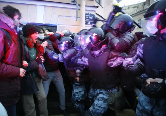 People clash with police during a protest in support of jailed opposition leader Alexei Navalny in St. Petersburg, Russia, Wednesday, April 21, 2021. A human rights group that monitors political repression said at least 400 people were arrested across the country in connection with the protests. Many were seized before protests even began, including two top Navalny associates in Moscow. (Photo by Dmitri Lovetsky/AP Photo)
