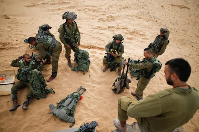 Israeli soldiers from the Desert Reconnaissance battalion take part in a drill near the Gaza Strip in southern Israel November 29, 2016. (Photo by Amir Cohen/Reuters)