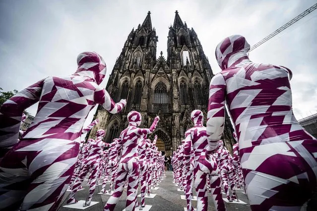 This photo taken on August 4, 2023 shows the art installation “Shattered Souls ... in a Sea of Silence” by German artist Dennis Josef Meseg in front of Cologne Cathedral, western Germany. With his installation, the artist wants to make the public aware of the desperate, silent cry of abused children for justice for their maltreated souls. 333 small mannequins, draped in the colours of innocence and the Curia, will be displayed until August 6 on the occasion of World Youth Day in front of the Cathedral. More than half a million people in Germany left the Catholic Church in 2022, the country's bishops' conference had announced in June, topping a record set in 2021 amid rampant sexual abuse scandals. Germany's Catholic Church has been rocked by a long series of allegations of predatory priests abusing children and youths in their congregations. (Photo by Bernd Lauter/AFP Photo)