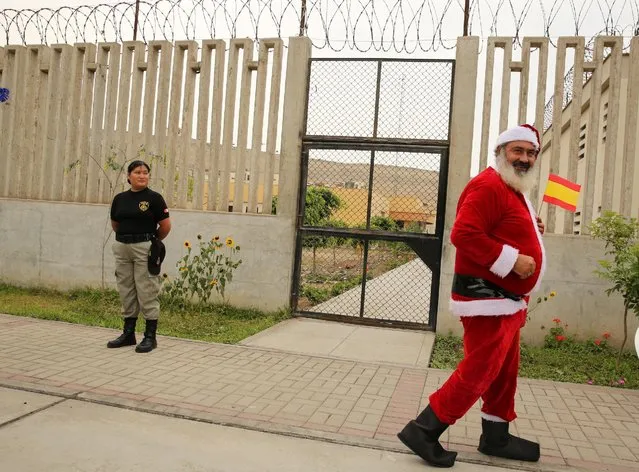 Prisoner Jose Luis Pereira from Extremadura, Spain, dressed as Santa, walks during a Christmas celebration for international inmates at Ancon prison in Callao, Peru, December 22, 2016. (Photo by Mariana Bazo/Reuters)