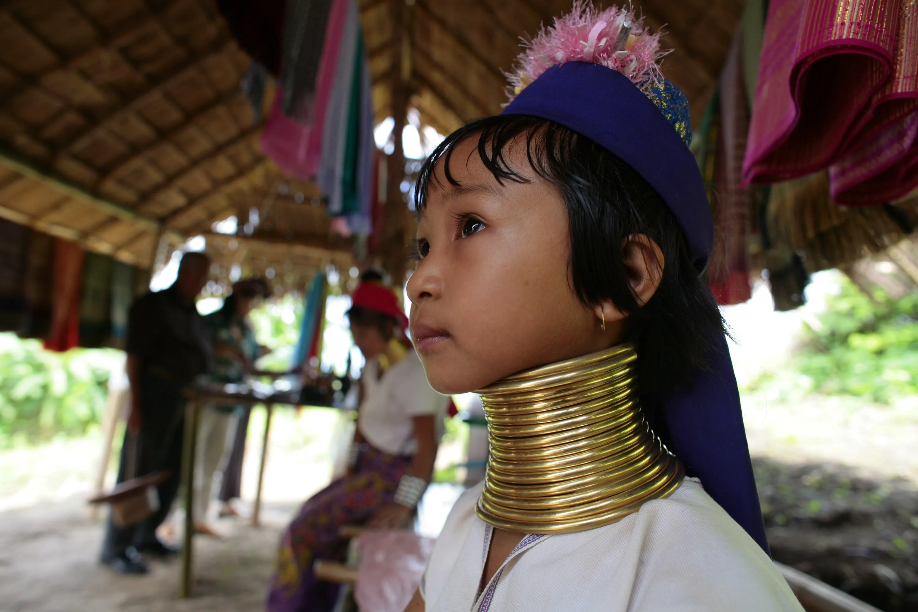 Большие тайцы. Племя Падаунг в Тайланде. Длинная шея у девушки. Жители Тайланда. Таиландцы девушки.