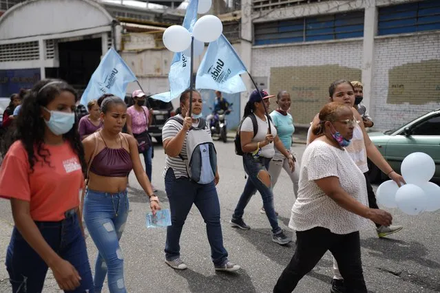 Supporters take part in a closing campaign rally for Sucre mayoral candidate Andres “Chola” Schloeter, in Caracas, Venezuela, Thursday, November 18, 2021. Regional elections will be held on Nov. 21 for governors, mayors and municipal councils. (Photo by Ariana Cubillos/AP Photo)