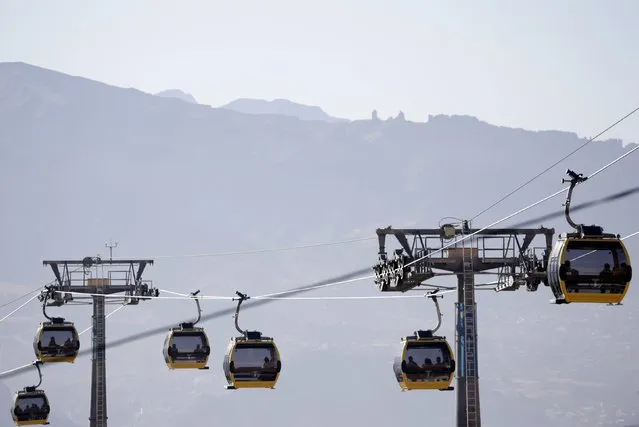 People travel in cable cars in La Paz, July 23, 2015. (Photo by David Mercado/Reuters)