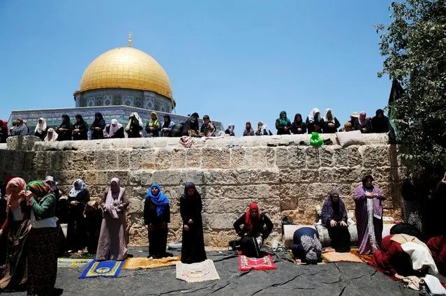 Palestinian women pray on the last Friday of the holy fasting month of Ramadan on the compound known to Muslims as Noble Sanctuary and to Jews as Temple Mount in Jerusalem's Old City July 1, 2016. (Photo by Ammar Awad/Reuters)
