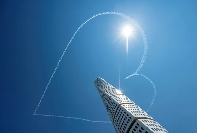 Airplanes of the Scandinavian Airshow draw a heart in the sky, above the Turning Torso building, amid the spread of the coronavirus disease (COVID-19), in Malmo, Sweden July 17, 2020. (Photo by Johan Nilsson/TT News Agency via Reuters)
