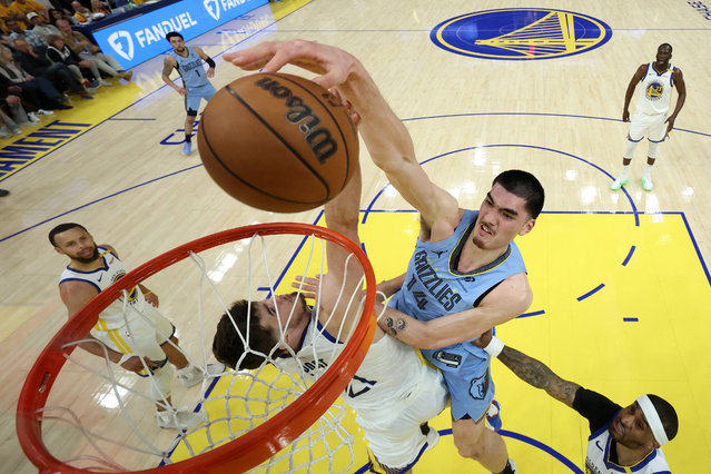 Zach Edey #14 of the Memphis Grizzlies unsuccessfully goes up for a dunk on Quinten Post #21 of the Golden State Warriors in the first half of the NBA play-in tournament game at Chase Center on April 15, 2025 in San Francisco, California. (Photo by Ezra Shaw/Getty Images/AFP Photo)