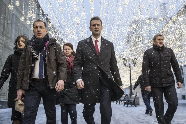 Russian opposition leader Alexei Navalny, who submitted endorsement papers necessary for his registration as a presidential candidate, center, heads to attend a meeting in the Russia's Central Election commission in Moscow, Russia, Monday, December 25, 2017. Russian election officials have formally barred Russian opposition leader Alexei Navalny from running for president. (Photo by Evgeny Feldman/Navalny Campaign via AP Photo)