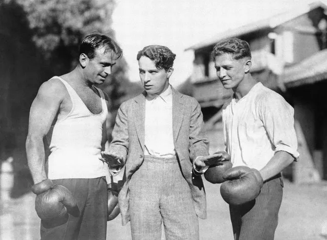 Charlie Chaplin condescended to act as referee in an encounter between his colleague Doug Fairbanks and Joe Benjamin, contender for Benny Leonardís lightweight crown on January 24, 1922. (Photo by AP Photo)