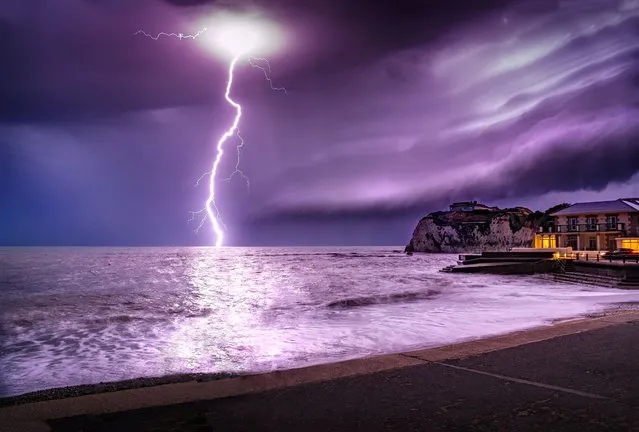 There were huge thunder and lightening stroms in the South of England last night. Photographer Jamie Russell captured a stuning lightening striking the sea at Freshwater Bay on the Isle of Wight on September 6, 2022. (Photo by Jamie Russell/Bournemouth News)