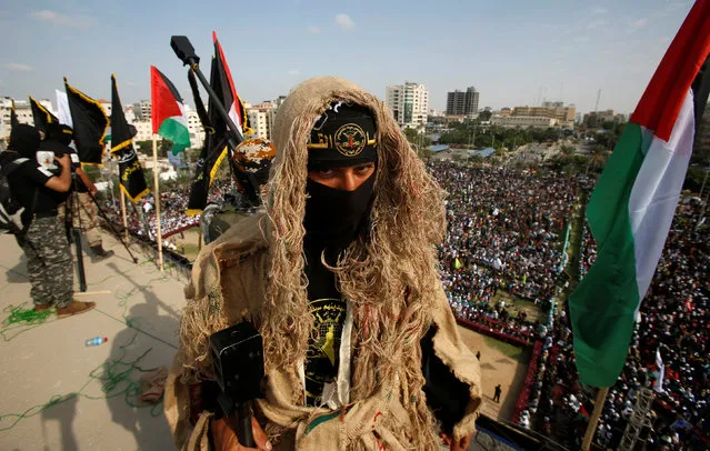 A Palestinian Islamic Jihad militant stands guard on a roof  during a rally marking the 29th anniversary of the movement foundation in Gaza City October 21, 2016. (Photo by Suhaib Salem/Reuters)