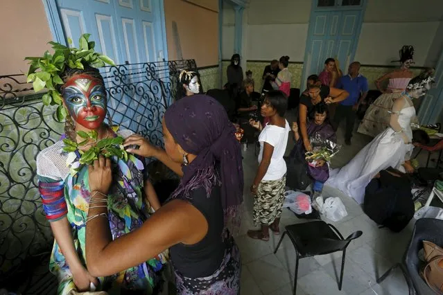 Cesia Gonzalez (L), gets ready to participate in a school of theatre, makeup and hair styling graduation contest in Havana, November 16, 2015. (Photo by Reuters/Stringer)