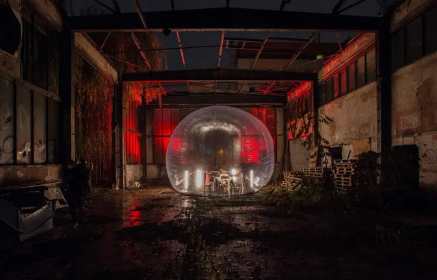 A family eats a dinner in a plastic bubble during a performance by artistic group Cirk La Putyka called “Isolation” on October 31, 2020 in Prague. The Czech Republic ranks second in the EU in new cases of Covid-19 per 100,000 inhabitants and is top for new deaths, according to data compiled by the European Centre for Disease Prevention and Control. (Photo by Michal Cizek/AFP Photo)