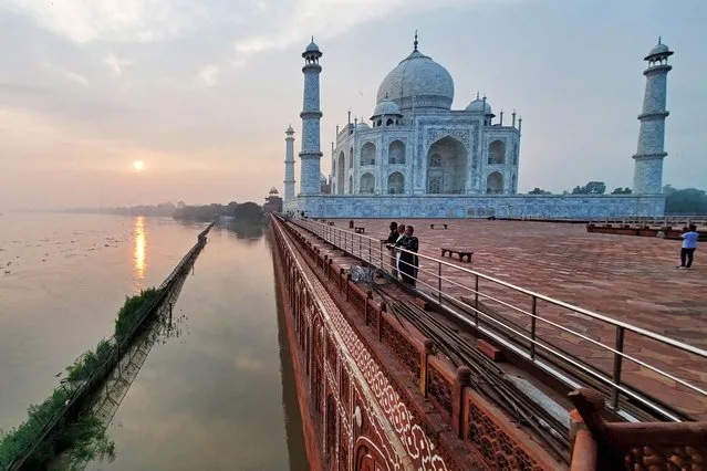This photograph taken on July 18, 2023 shows flooded banks of river Yamuna along the Taj Mahal in Agra. Flooding and landslides are common and cause widespread devastation during India's treacherous monsoon season, but experts say climate change is increasing their frequency and severity. (Photo by Pawan Sharma/AFP Photo)