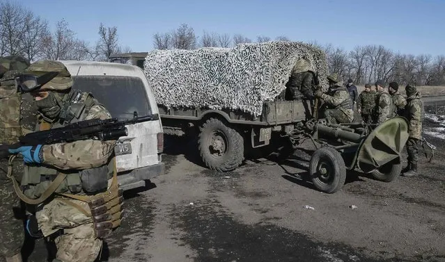 Ukrainian servicemen are seen near Artemivsk as they leave an area around Debaltseve, eastern Ukraine February 18, 2015. (Photo by Gleb Garanich/Reuters)