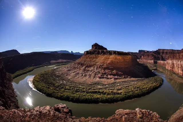 The moon rises above the Colorado River as it winds around the northern reaches of the proposed Bear Ears National Monument near Moab, Utah, USA, 11 November 2016. In October 2015, a coalition of five Indian nations, including the Hopi, Ute, and Navajo, formally proposed the monument, attempting to preserve the parcel's 100,000 archeological sites from ongoing looting and grave robbing. Less than two months before handing over the White House to President Elect Trump, President Obama must decide if it's worth the political capital to designate Bear Ears a national monument. (Photo by Jim Lo Scalzo/EPA)