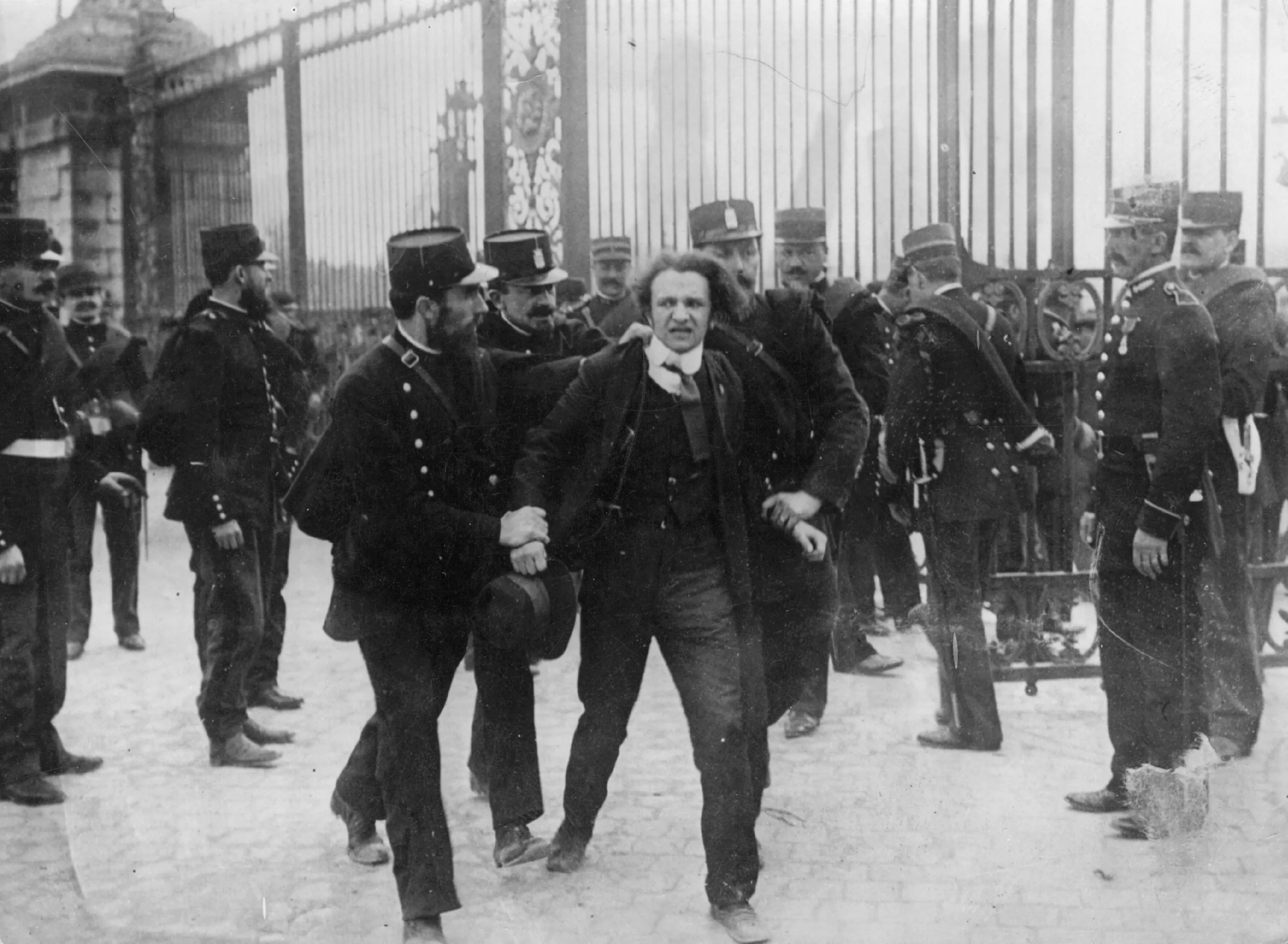 Арест старый. Полиция Франции 20 век. Французский полицейский 19 век. Полиция Российской империи 20 век. Жандарм Франция 20 век.