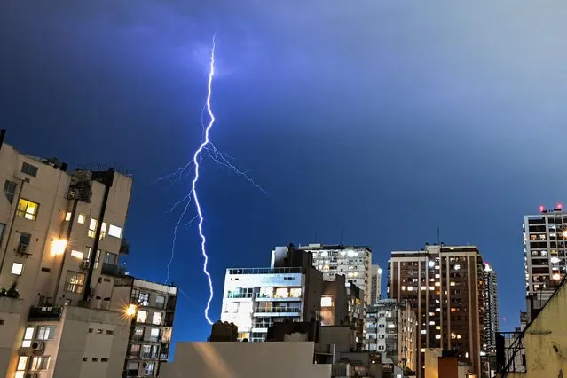 A lightning strikes the city of Buenos Aires, Argentina during a storm on May 23, 2023. (Photo by Luis Robayo/AFP Photo)
