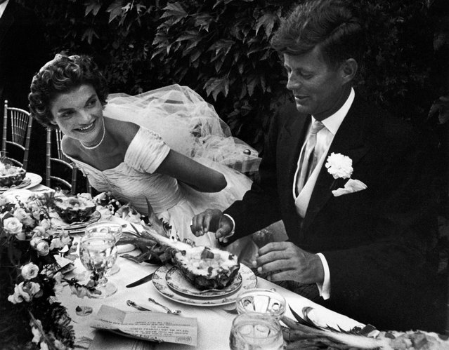 Sen. John F. Kennedy & his bride Jacqueline (nee Bouvier) enjoying dinner at their outdoor wedding celebration on September 12, 1953. (Photo by Lisa Larsen/The LIFE Picture Collection/Getty Images)