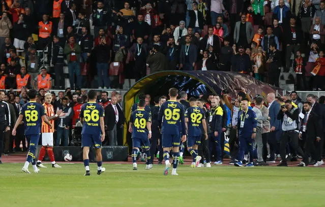 Fenerbahce's players leave the pitch as Galatasaray's Maruo Icardi (2-L) applauds them during the Turkish Super Cup match between Fenerbahce and Galatasaray in Sanliurfa, Turkey, 07 April 2024. After three minutes of the rescheduled Turkish Super Cup match, Fenerbahce, who played with their Under-19 team, staged a protest forcing the game to be abandoned. (Photo by EPA/Stringer)
