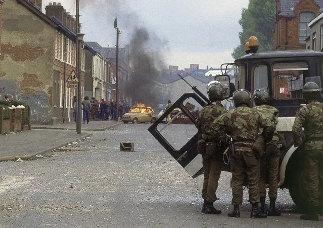 British troops, in foreground, clash with demonstrators in a Catholic dominated area of Belfast, Northern Ireland on May 5, 1981. As King Charles III arrived in Northern Ireland for the first visit since his mother’s death elevated him to the throne, the voices of Belfast offered a sharp reminder of the country’s complicated bloody political realities. (Photo by AP Photo, File)