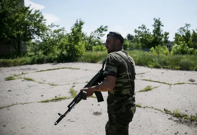 A member of the Ukrainian armed forces patrols in the town of Maryinka, eastern Ukraine, June 5, 2015. Ukraine's president told his military on Thursday to prepare for a possible "full-scale invasion" by Russia all along their joint border, a day after the worst fighting with Russian-backed separatists in months.  REUTERS/Gleb Garanich