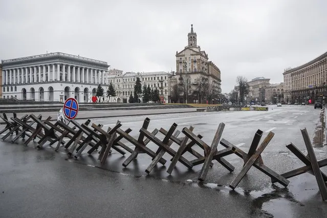 Czech hedgehog block a street in downtown Kiev (Kyiv), Ukraine, 03 March 2022. Russian troops entered Ukraine on 24 February prompting the country's president to declare martial law and triggering a series of announcements by Western countries to impose severe economic sanctions on Russia. (Photo by Zurab Kurtsikidze/EPA/EFE)