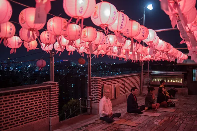 Worshippers offer prayers marking the birthday of Buddha at a shrine on a hilltop overlooking Seoul on May 3, 2017. (Photo by Ed Jones/AFP Photo)