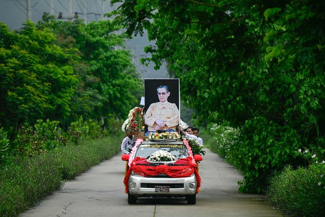 A car carrying the coffin of the late Myanmar general turned democracy activist Tin Oo makes its way to the cemetery during his funeral in Yangon on June 5, 2024. Hundreds mourned the death of Tin Oo, a Myanmar general turned democracy activist and confidante of Aung San Suu Kyi, in Yangon on June 5 amid tight junta security. (Photo by Sai Aung Main/AFP Photo)