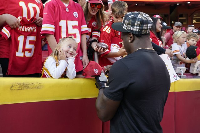 New Orleans Saints linebacker Willie Gay Jr. signs autographs for a young fan before the start of an NFL football game against the Kansas City Chiefs Monday, October 7, 2024, in Kansas City, Mo. (Photo by Ed Zurga/AP Photo)