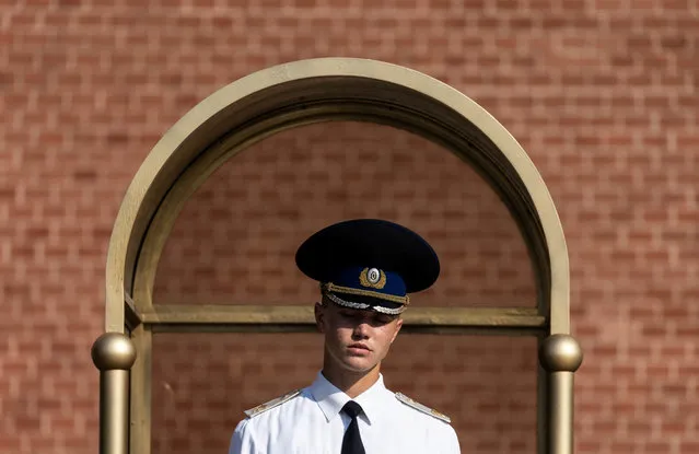 A honour guard stands guard near the Tomb of the Unknown Soldier during a hot day in Moscow, Russia on August 5, 2022. (Photo by Maxim Shemetov/Reuters)