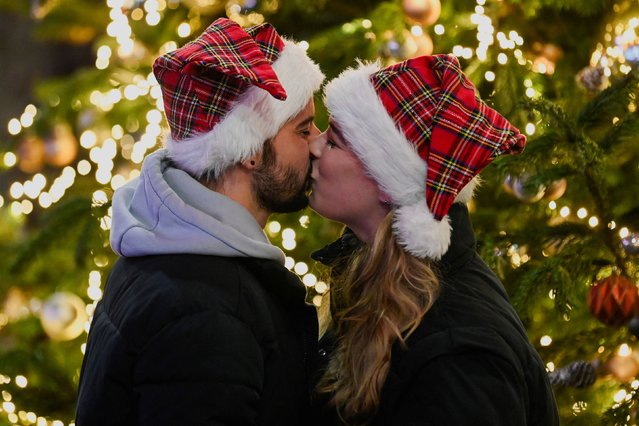 Brendan Fernandes and Tylo Verreyne from Glasgow kiss as they attend the Hogmanay street party celebrations in Edinburgh, Scotland, Britain on December 31, 2023. (Photo by Lesley Martin/Reuters)