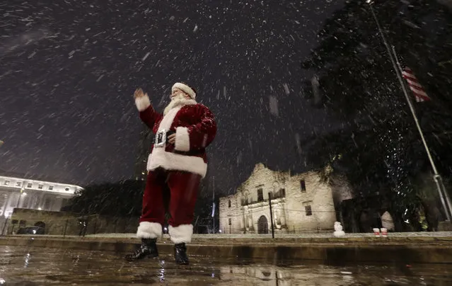 Dressed as Santa Claus, Eldon Hansen stands in front of the Alamo as snow falls in downtown San Antonio, Thursday, December 7, 2017. The National Weather Service said up to 2.5 inches of snow had been measured in the San Antonio area. The most recent comparable snowfall in San Antonio was in January 1987, when 1.3 inches of snow accumulated, but the most recent major snowfall was 13.2 inches in January 1985. (Photo by Eric Gay/AP Photo)