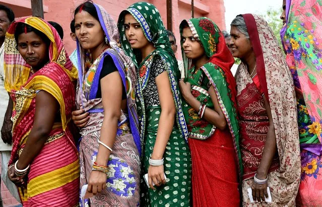 Indian voters queue to cast their ballots at a voting centre in the village of Banbira in Samstipur district on October 12, 2015. The first of five phases of voting in the state assembly elections in Bihar, one of India's largest and poorest states, begins on October 12. (Photo by Money Sharma/AFP Photo)