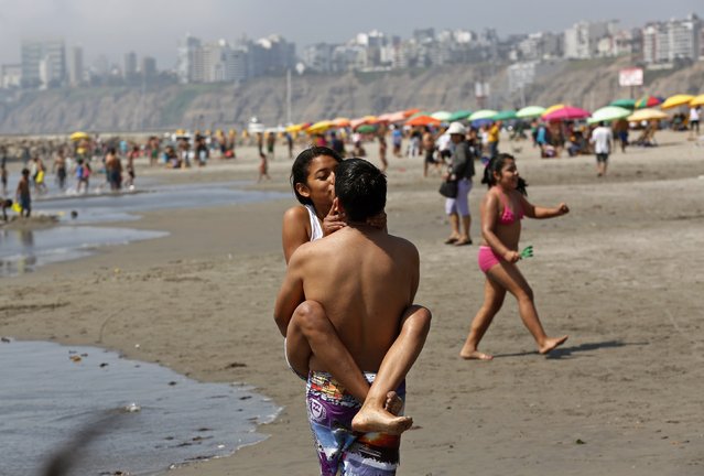 Beachgoers enjoy a sunny day at Agua Dulce beach in Lima's district of Chorrillos December 6, 2014. The U.N. Climate Change Conference COP 20 is currently taking place in Lima. (Photo by Mariana Bazo/Reuters)