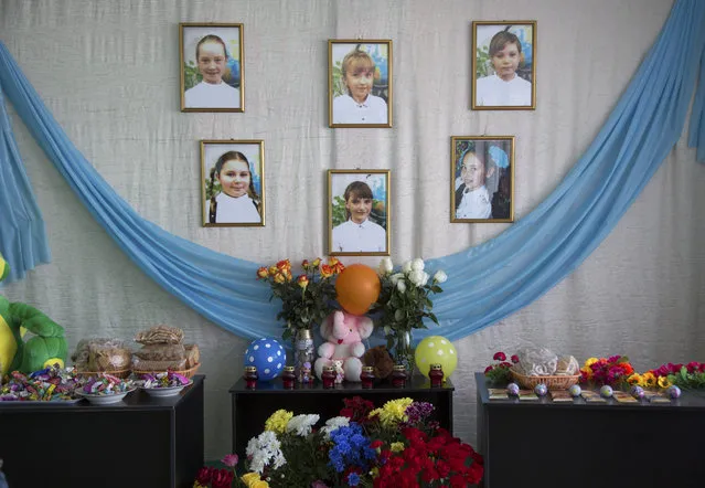 The portraits of the six schoolgirls, who were killed in a shopping mall fire, are on display in a hall of a local school in the settlement of Treshchevsky near Kemerovo, Russia March 29, 2018. (Photo by Marina Lisova/Reuters)