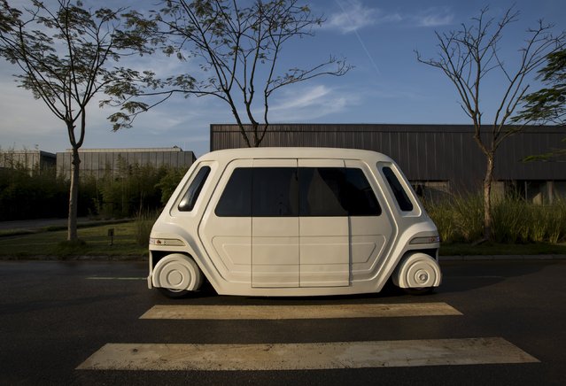 A driverless vehicle runs at Vanke's Building Research Centre testing area in Dongguan, south China's Guangdong province November 2, 2015. The country's largest property developer, China Vanke, is investing in its own robots to do certain jobs in the face of a labor shortage in the world's most populated country. This driverless car is among the robots that Vanke is aiming to bring in. (Photo by Tyrone Siu/Reuters)