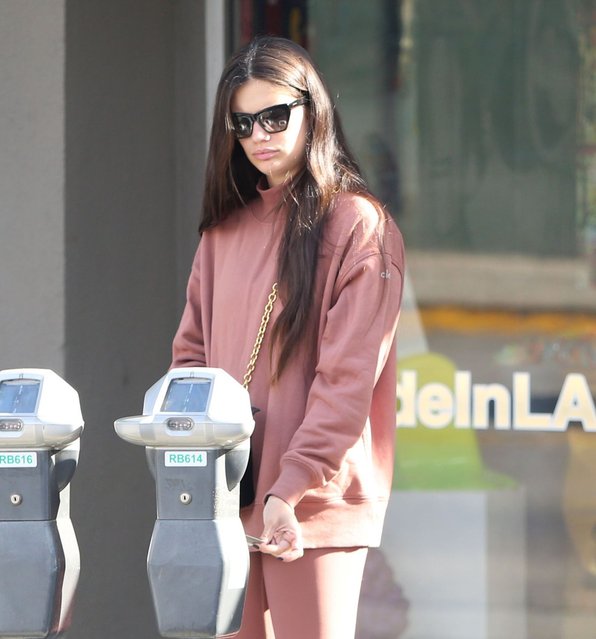Supermodel Sara Sampaio showcases her incredible frame while feeding the meter in West Hollywood on Friday, November 20, 2020. The 29-year-old Portugal-native rocks a monochromatic ensemble as she heads out for her morning workout. (Photo by X17/SIPA Press)