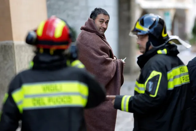 A man covers himself with a blanket after an earthquake in Visso, central Italy, October 27, 2016. (Photo by Max Rossi/Reuters)