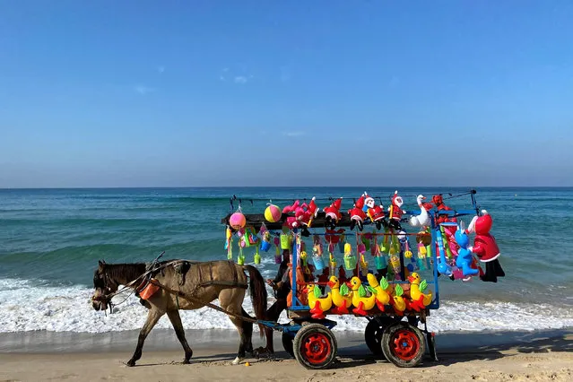 A Palestinian vendor sells toys at the beach amid the outbreak of the coronavirus disease (COVID-19), in Gaza City on December 30, 2020. (Photo by Suhaib Salem/Reuters)