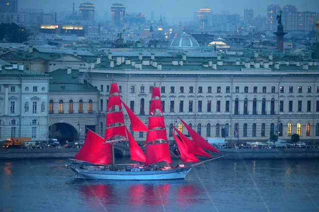 The Tre Kronor Stockholm brig sails along the Neva River during a rehearsal of the 2018 Scarlet Sails annual festival for St Petersburg school leavers in St Petersburg, Russia on June 21, 2018. (Photo by Peter Kovalev/TASS)
