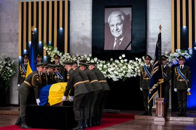 Members of Honour Guard carry the coffin of the first president of Ukraine Leonid Kravchuk during his funeral ceremony, in Kyiv, Ukraine, May 17, 2022. (Photo by Viacheslav Ratynskyi/Reuters)