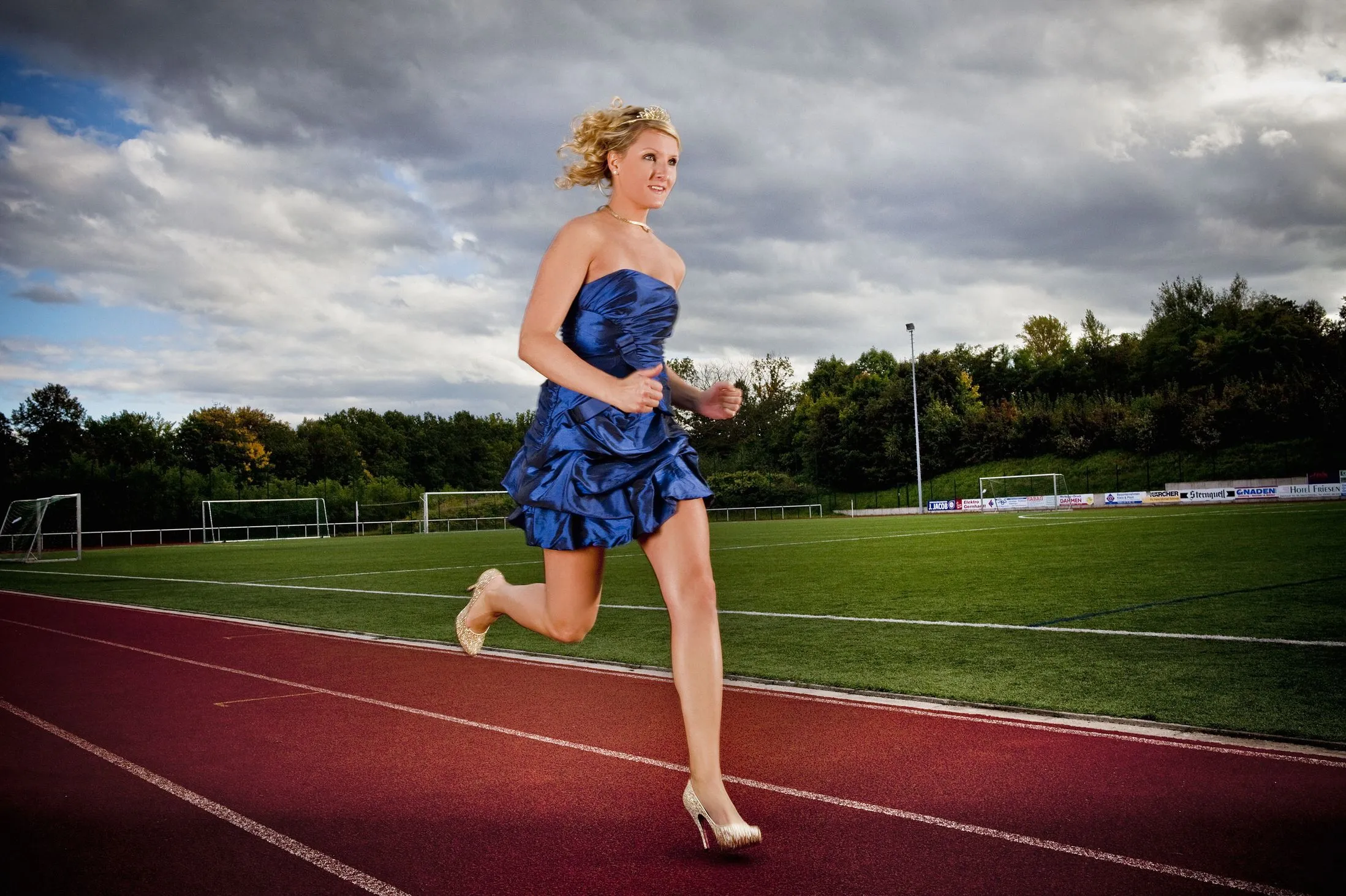 Как быть самой быстрой. Рекорд Гиннесса бег 100 метров. Девушка бежит на каблуках.