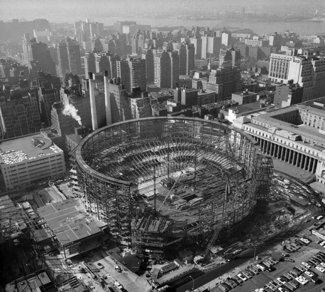 The arena of the new Madison Square Garden, in New York City, takes shape over Pennsylvania Station between 31st and 33rd Streets between Seventh and Eighth Avenues, shown August 24, 1966. The old station is virtually demolished. This view looks southeast from atop the New Yorker Hotel at 34th Street and Eighth Avenue. (Photo by Anthony Camerano/AP Photo)