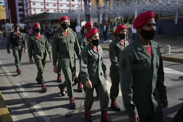 Soldiers arrive to vote during regional elections, at a polling station in the Fermin Toro school in Caracas, Venezuela, Sunday, November 21, 2021. Venezuelans go to the polls to elect state governors and other local officials. (Photo by Ariana Cubillos/AP Photo)