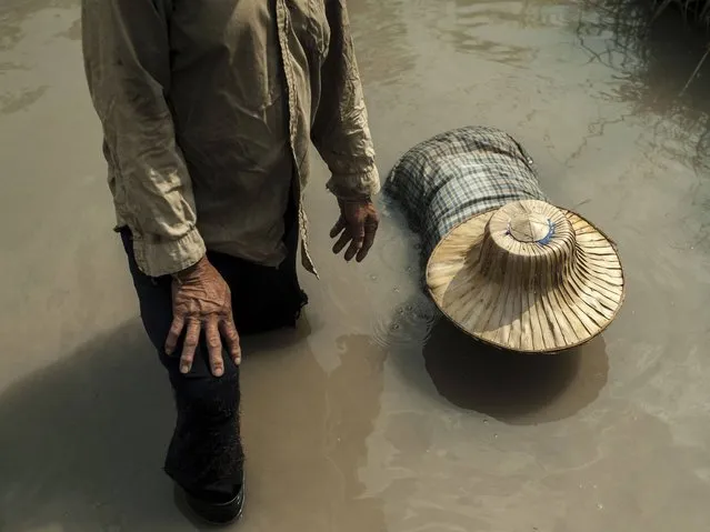 The workers begin to search for gold at 10 am and work until sunset, often working second jobs in the day in order to survive. (Photo by Borja Sanchez-Trillo/Getty Images)