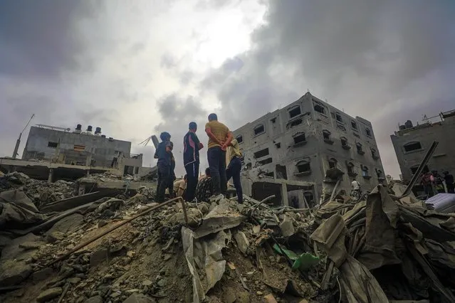 Palestinians search for bodies and survivors amidst the rubble of a destroyed house following an Israeli air strike in Al Nusairat refugee camp, southern Gaza Strip, 27 April 2024. More than 34,300 Palestinians and over 1,455 Israelis have been killed, according to the Palestinian Health Ministry and the Israel Defense Forces (IDF), since Hamas militants launched an attack against Israel from the Gaza Strip on 07 October 2023, and the Israeli operations in Gaza and the West Bank which followed it. (Photo by Mohammed Saber/EPA)