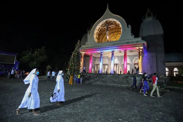 Worshipers attend the Christmas Eve midnight mass at The Basilica of Our Lady of Lanka in Ragama suburb of Colombo, Sri Lanka, 25 December 2021. Approximately 1.4 million Catholics in Sri Lanka, representing about 7.1 percent of the total population, celebrate Christmas. (Photo by Chamila Karunarathne/EPA/EFE)