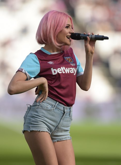 Pixie Lott singing her new song “Baby”, provides the Half Time entertainment during the Premier League match between West Ham United and Everton at London Stadium on April 22, 2017 in Stratford, England. (Photo by Joe Toth/BPI/Rex Features/Shutterstock)